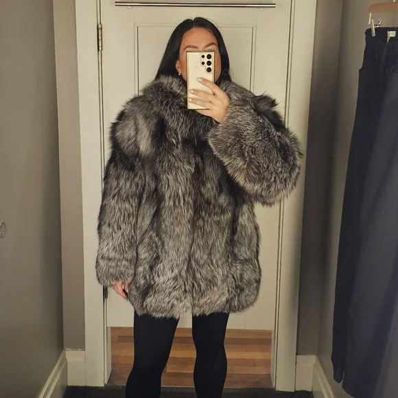 Luxurious Silver Fox Fur Coat In Mint Condition - Picture 3 of 3